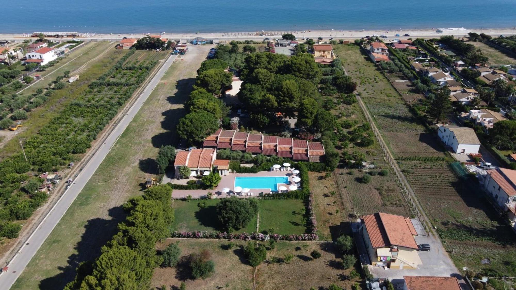 Villa Teti - Sicilia Кампофеличе-ди-Роччелла Экстерьер фото