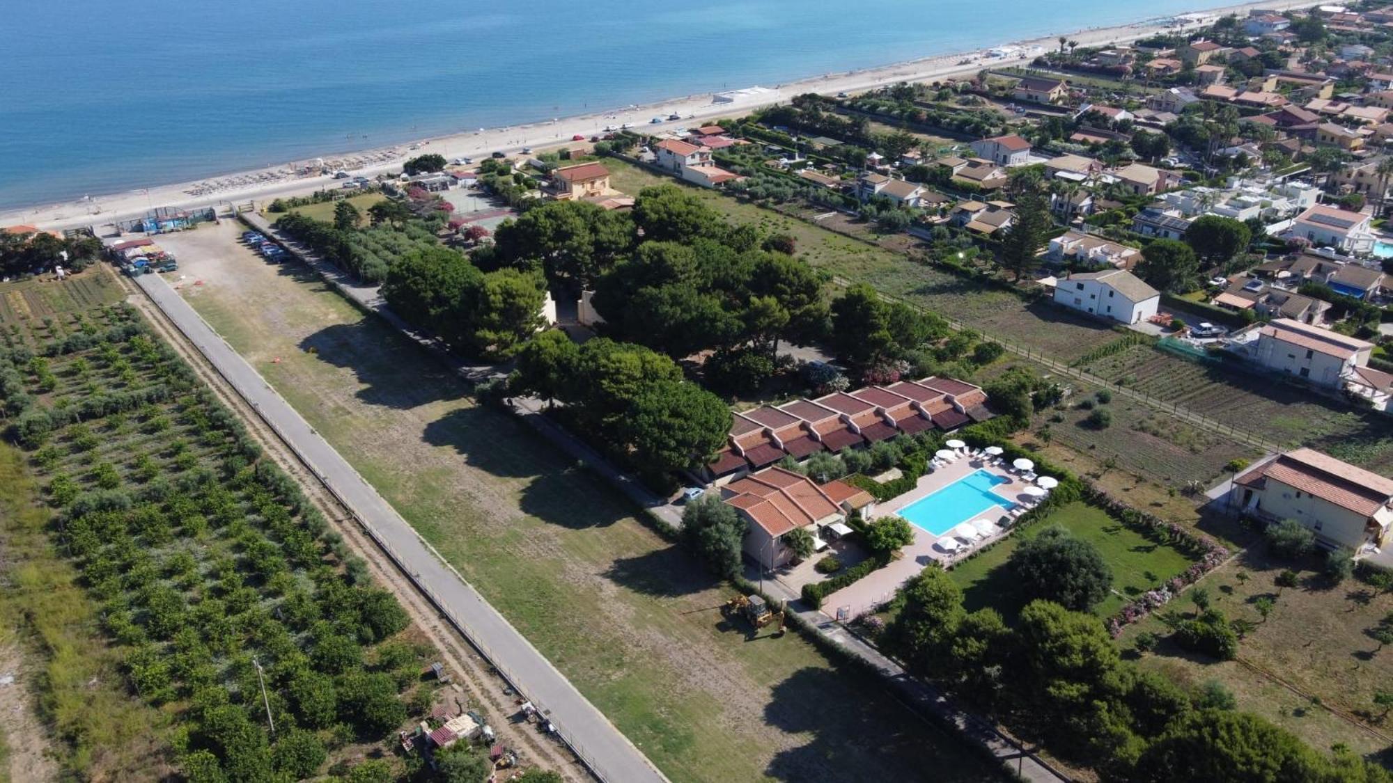Villa Teti - Sicilia Кампофеличе-ди-Роччелла Экстерьер фото